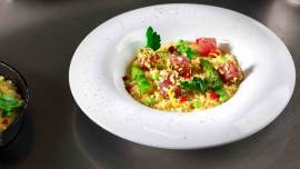 Bulgur risottato con asparagi, tonno rosso al pistacchio, limone e salsa al prezzemolo di Marco Pascazio